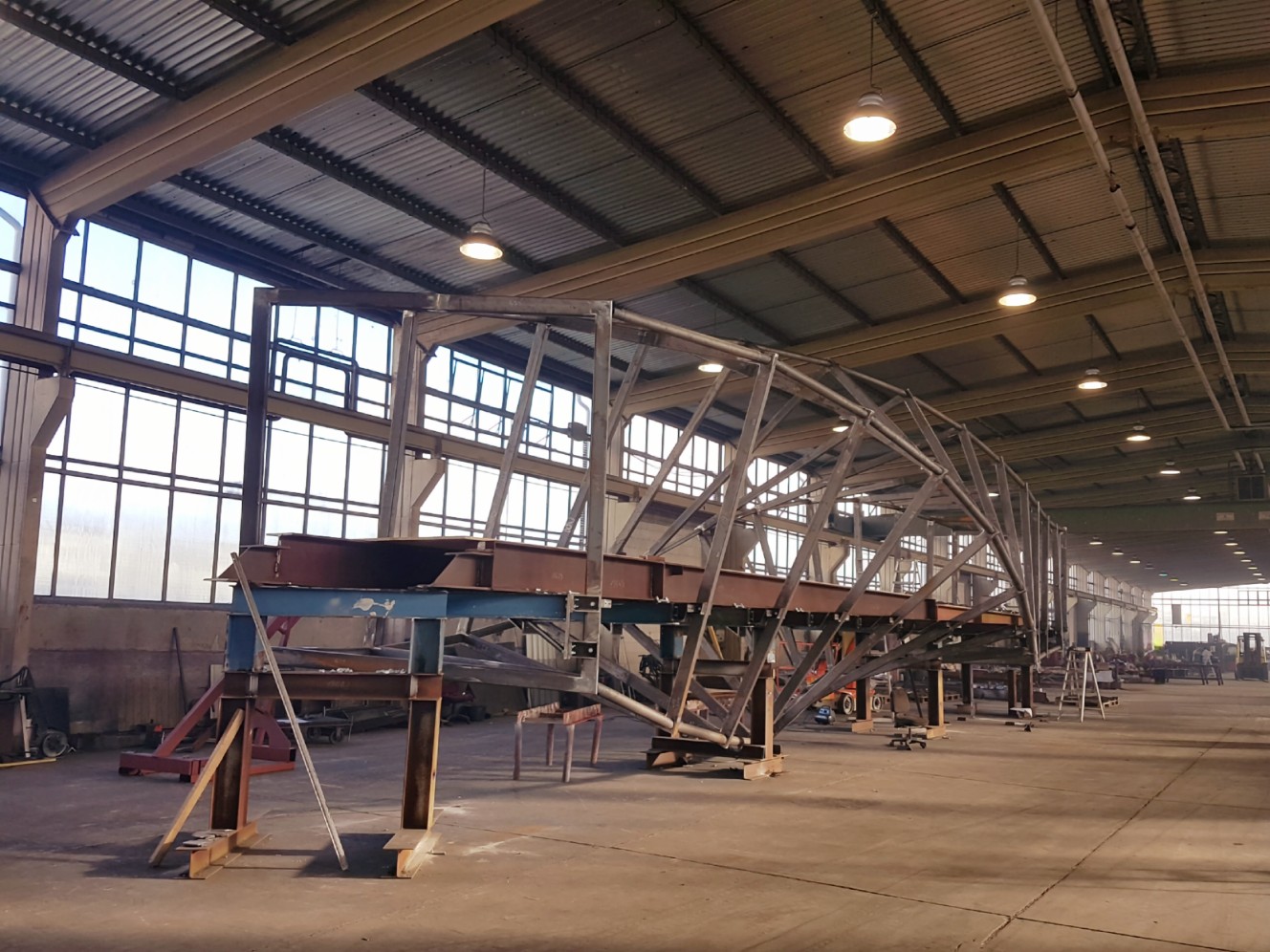 Probemontage einer Fußgängerbrücke Stadion